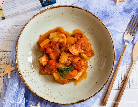 Выжмите в соус сок половины лимона, сбрызните оливковым маслом, посыпьте укропом и подавайте. Отдельно подайте дольки лимона. Приятного аппетита!
