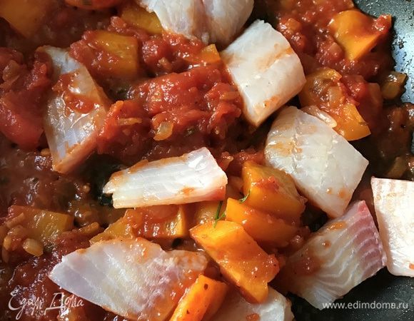 Выложите в соус. Готовьте 5-7 минут под крышкой, пока рыба не потеряет прозрачность.