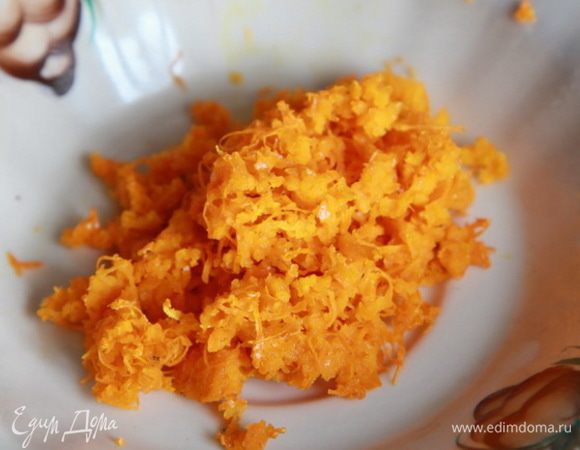 Снимаем с апельсина цедру. Выстелить дно и стенки формы бумагой для выпечки. Нарезать мелко цукаты. Замочить чернослив и цукаты в апельсиновом соке на 30 минут (минимально).