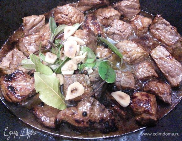 Из маринада по желанию извлечь горошины перца полностью или частично, а также лавровый лист и влить маринад в мясо. 