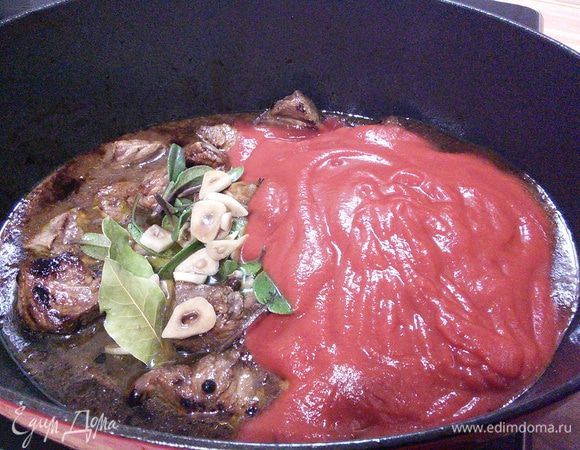 Влить пассату, посолить и поперчить, добавить травки, у меня розмарин и орегано. 