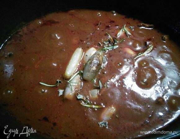 Размешать, довести до кипения, уменьшить огонь и тушить на маленьком огне под крышкой 30 минут, затем выложить луковички и тушить 1,5 часа до готовности мяса. Регулярно проверять, чтобы соус не подгорел. В конце проверить на соль, перец и добавить щепотку сахара. 