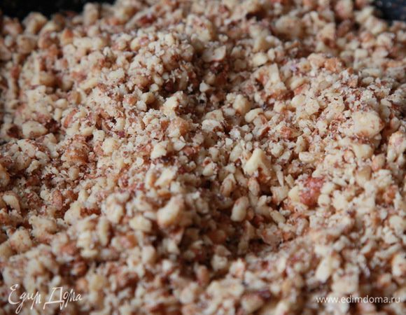 На сухой сковороде, помешивая, обжарить молотые орехи до золотистого цвета. Обжарить рубленые орехи. Разогреть духовку до 175ºC (газовую до 200).
