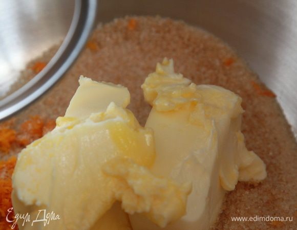 В глубокой посуде смешать коричневый сахар с апельсиновой цедрой. Добавить сливочное масло и взбить до кремообразной консистенции.