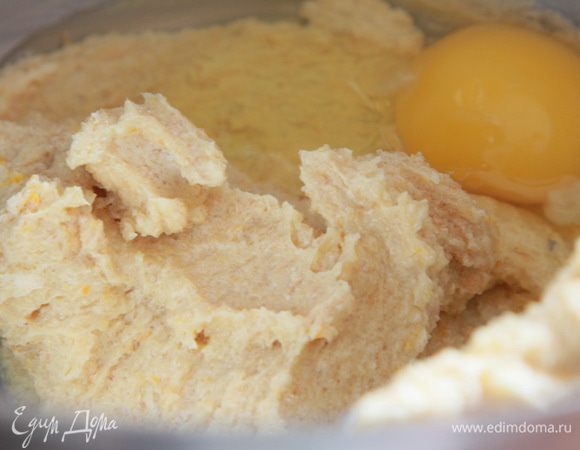 Не прекращая взбивать, добавить по одному яйца и ванильную эссенцию.