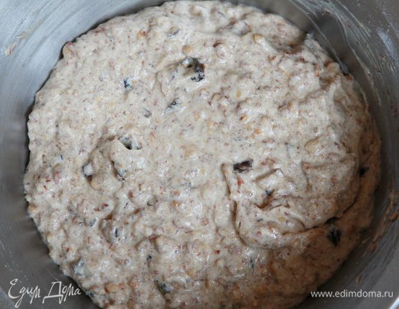 Добавить цукаты, изюм и рубленые орехи, перемешать. В два приема добавить смолотые орехи, смешанные с разрыхлителем. Тщательно перемешать широкой спатулой.