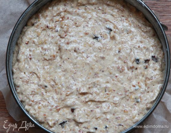 Переложить полученную смесь в подготовленную форму, разровнять и поставить в духовку на 1 час (ориентируйтесь по своей духовке).