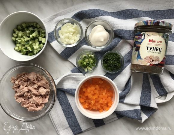 Овощи помойте. Перец очистите от семян и перегородок. Лук мелко нашинкуйте. Огурец нарежьте на квадратики, но не очень мелкие. Укроп нашинкуйте. Перец также нарежьте на средние кубики.