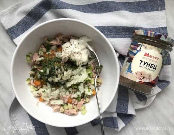 Соедините в глубокой миске все ингредиенты, добавьте майонез. Все перемешайте. 