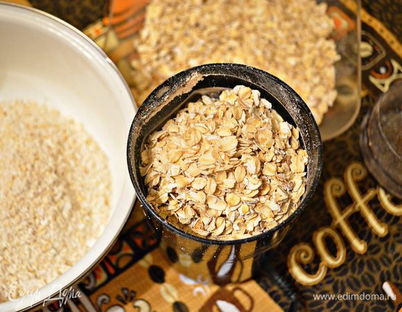 Овсяные хлопья ТМ «Националь» измельчите с помощью кофемолки.