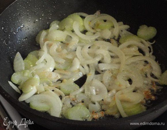 Луковицу и сельдерей нашинковать и обжарить в двух столовых ложках растительного масла до золотистого цвета. Добавить грибы, перемешать, посолить, поперчить. Потушить 5 минут.