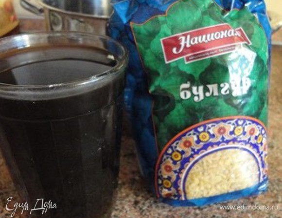 Бульон от варки грибов понадобится для варки булгура. Вам понадобится 2 стакана. Если готовили из шампиньонов, то используйте просто горячую воду.