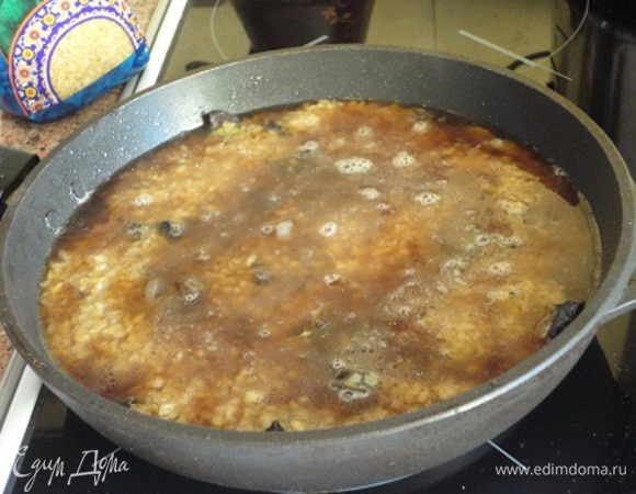 В грибы добавить кориандр, высыпать стакан булгура ТМ «Националь» и залить двумя стаканами грибного бульона или горячей воды, довести до кипения, убавить нагрев.