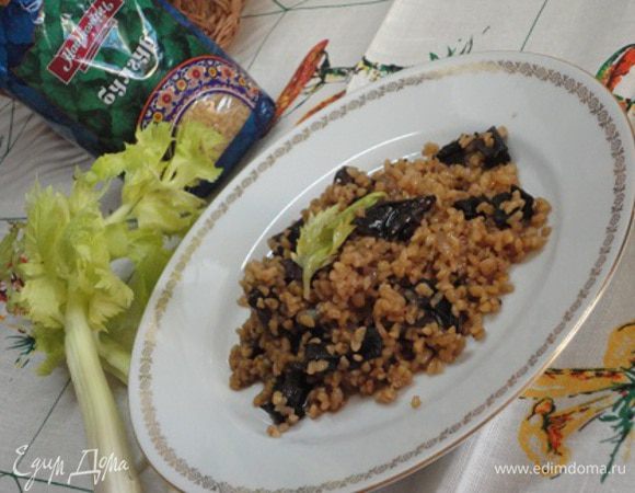 Подавать с зеленью. А я еще сбрызгиваю уже в тарелке оливковым маслом, настоянным на красном перце и чесноке. Пробовала с маслом на розмарине, на базилике, но именно перично-чесночное масло подошло сюда лучше всего.