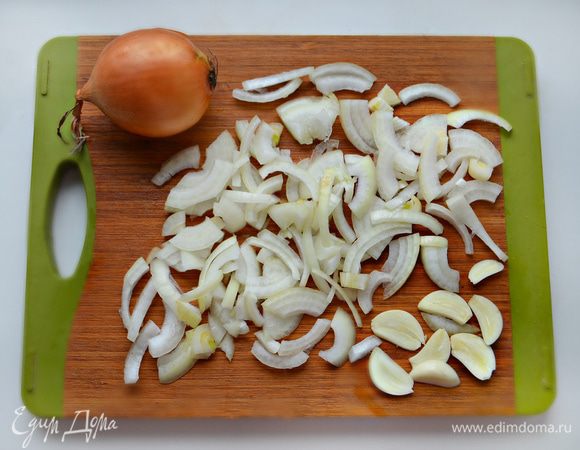 Нарезанный кубиками репчатый лук и чеснок обжарить на растительном масле до золотистого цвета.