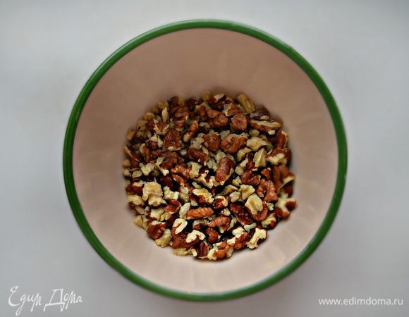 Орехи измельчить. 