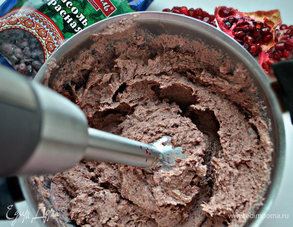 При необходимости добавить немного оставленной от фасоли жидкости.