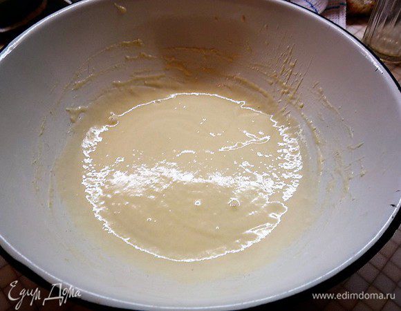 Сначала приготовим опару. Сделать ее лучше вечером, а хлеб выпекать утром. В чашку наливаем теплую воду, добавляем дрожжи, сахар, перемешиваем и оставляем на 10 минут. Добавляем муку, перемешиваем. Тесто должно быть по консистенции, как на оладьи. Накрываем чашку кухонным полотенцем и оставляем на 12 часов на столе, следим, чтобы не было сквозняков.