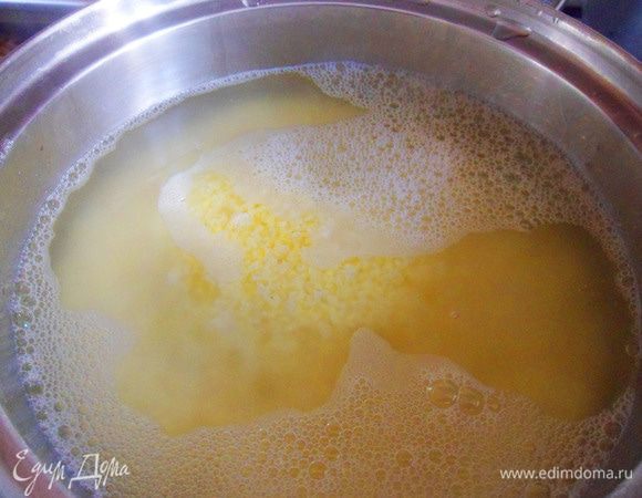 Откиньте пшено на сито, затем переложите в кастрюлю с большим количеством кипящей воды. Дайте закипеть, посолите, добавите сахарный песок, закройте крышкой и варите на медленном огне до готовности примерно 20 минут.