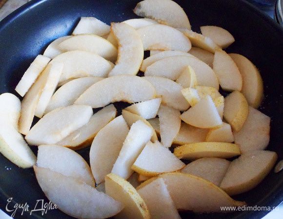 Нежно, очень аккуратно обжарьте (потомите) груши на сковороде с небольшим количеством растительного масла. Сверху груши посыпьте сахаром.