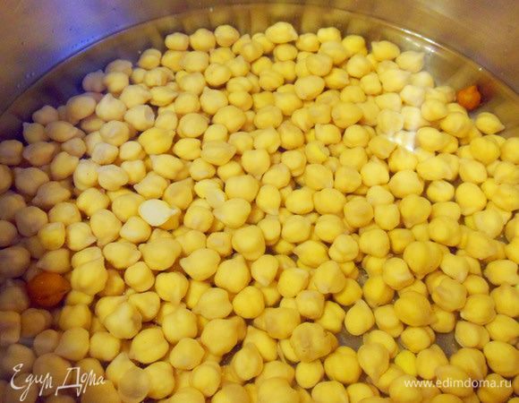 Нут ТМ «Националь» залить теплой водой и оставить на ночь, чтобы он напитался водой и быстрее разваривался. Если есть возможность, сменить воду несколько раз. Утром слить воду, залить свежей, чтобы вода покрывала нут на 2 пальца сверху. Отварить до готовности на медленном огне под крышкой примерно в течение 2 часов. 