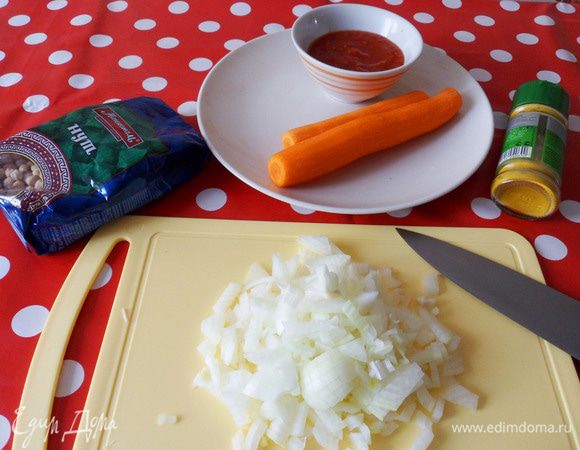 Пока варится нут, можно заняться подготовкой необходимых продуктов. Репчатый лук нарезать мелкими кусочками.