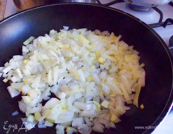 Обжарить до прозрачности около 3 минут на сковороде с растительным маслом.