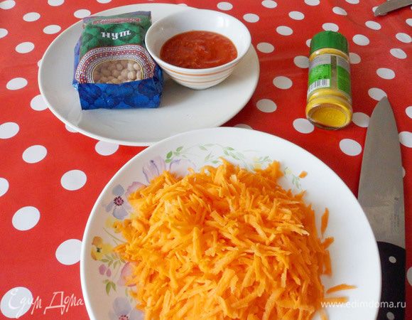 Морковь натереть на крупной терке.