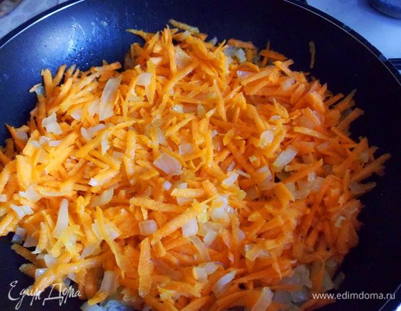 Добавить натертую морковь к луку. Обжаривать около 5 минут до мягкости моркови.
