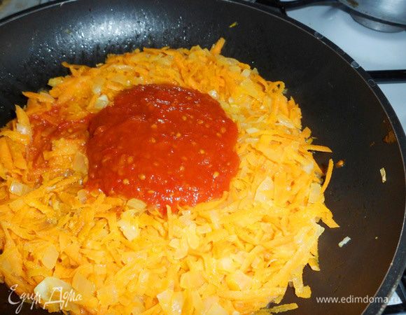 Добавить томатное пюре и готовить еще 3 минуты.