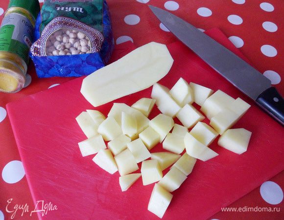 Картофель очистить, нарезать кубиками.