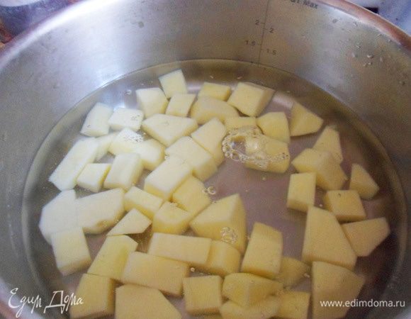 Опустить в кипящую воду и варить около 10 минут.