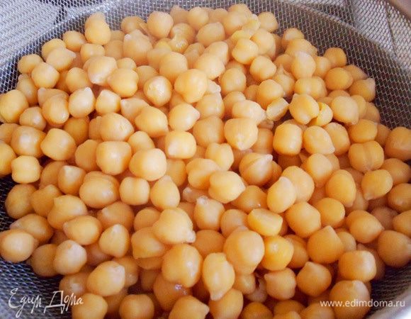 Нут должен получиться очень мягким. Откиньте его на сито.