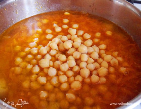 Добавьте к картофелю нут, пассерованные овощи, соль, перец.