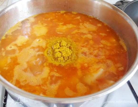 Добавляем карри и варим суп на медленном огне еще минут пять.