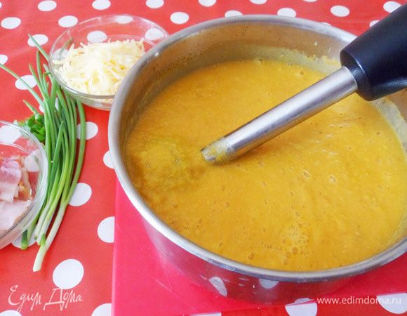 Для того, чтобы иметь возможность регулировать густоту супа, отберите некоторое количество бульона в отдельную чашку. Затем пюрируем суп блендером.