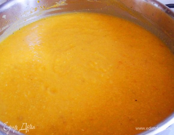 Добавляем лимонный сок. Даем закипеть и снимаем с огня. Суп-пюре из нута с карри готов.