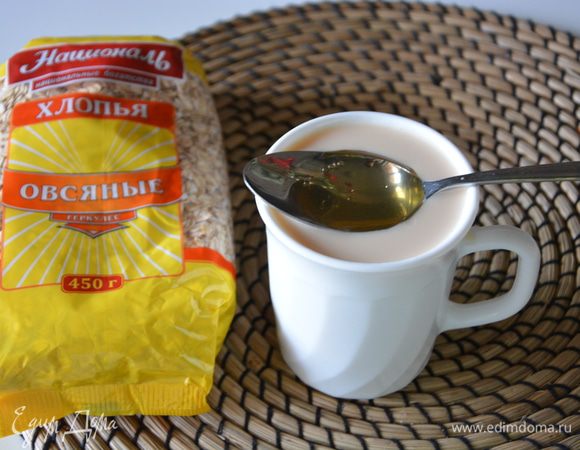 Растворить 2 ложки меда в теплом топленом молоке. Добавить воду.