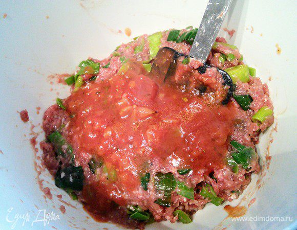 Лук порей порезать и пассеровать в разогретом масле. Еще горячим соединить с фаршем, посолить и поперчить и добавить 4 ст. л. томатного соуса. Вместо хлеба в фарш я добавляю щепотку соды. Она удерживает мясные соки и делает изделия из фарша очень сочными. Вы можете добавить кусочек размоченного в воде хлеба. 