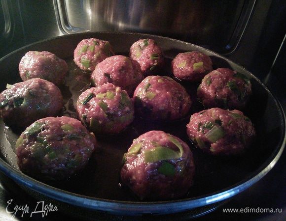 Сформировать тефтельки (получилось ровно 12 шт.) и обжарить на разогретом масле до золотистой корочки. 
