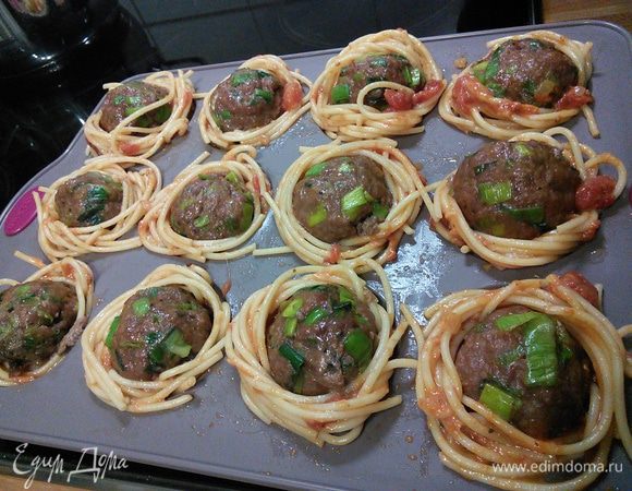 В серединку поместите тефтельку. Постарайтесь вложить ее поглубже. Запекать в заранее разогретой до 180°С духовке около 20 минут.  