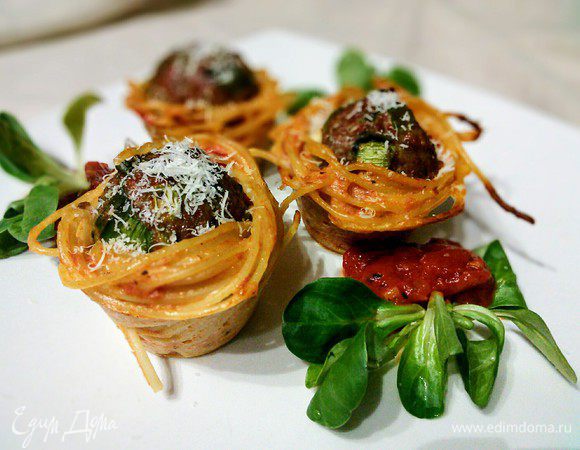 Подавать с оставшимся соусом и пармезаном. 