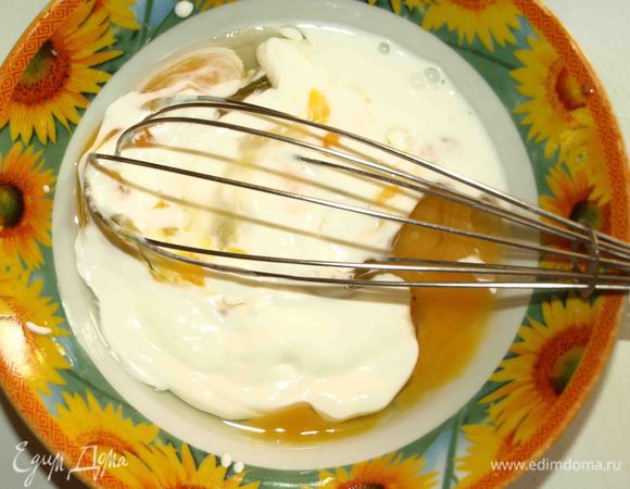 Яйца, сметану, сливки взбить. Зелень (укроп, петрушка, зеленый лук) мелко порубить.