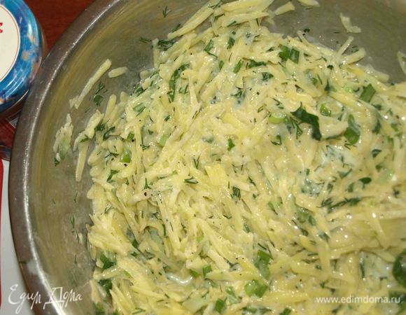 Соединить картофель с яично-молочной смесью и зеленью. Добавить соль и перец по вкусу.