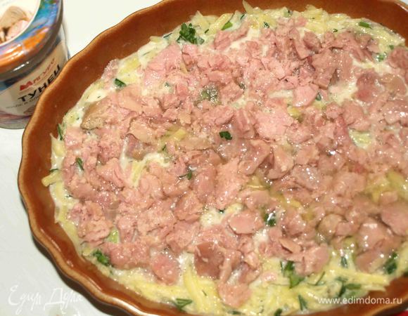 В форму для запекания выкладываем слой картофеля, сверху — слой тунца ТМ «Магуро».