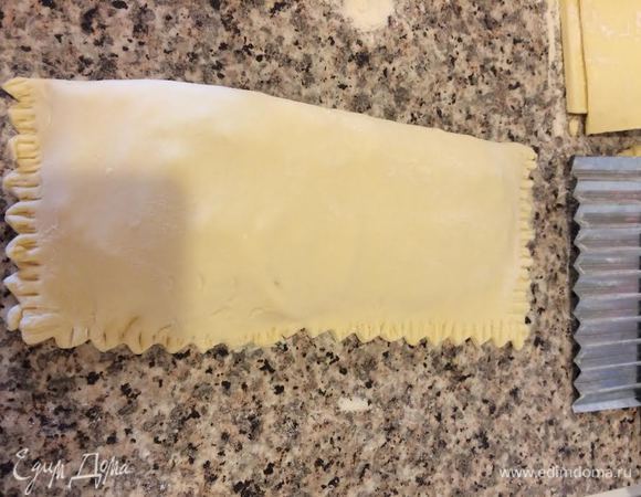 Накрыть второй половиной и защипить края.