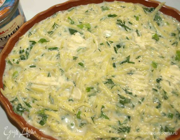 Закрываем тунец вторым слоем картофеля. Сверху хаотично кладем размягченное сливочное масло. 