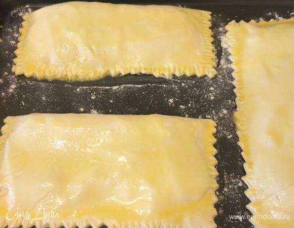 Переложить на противень, смазать желтком с молоком.
