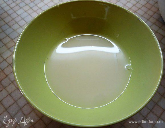 Готовим тесто для хлеба. Растворяем в теплой воде дрожжи, перемешиваем и оставляем на 10 минут.