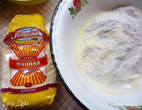 В чашке смешиваем просеянную муку и просеянную манную крупу ТМ «Националь».